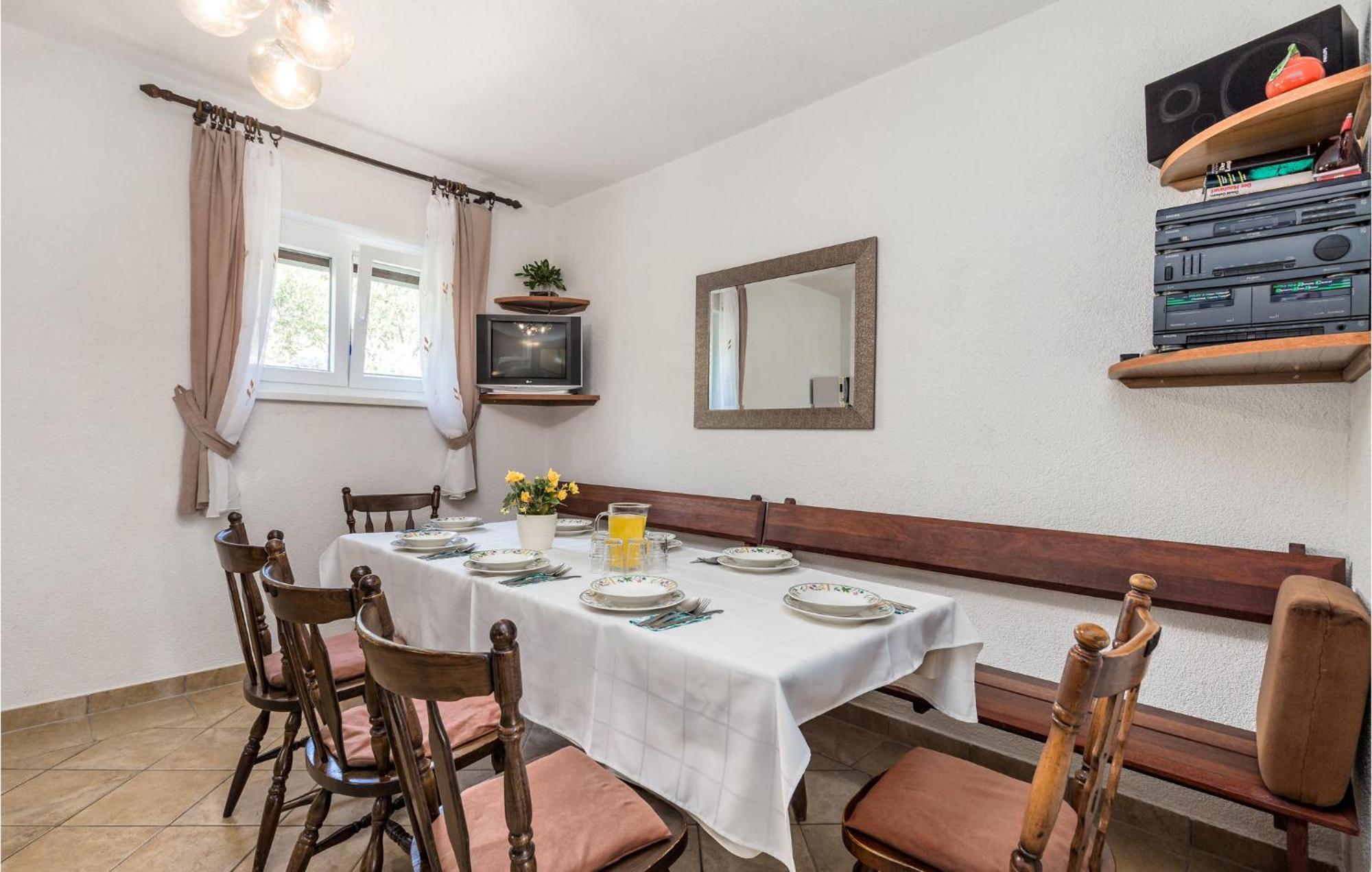 4 Bedroom Awesome Apartment In Sveti Juraj Esterno foto