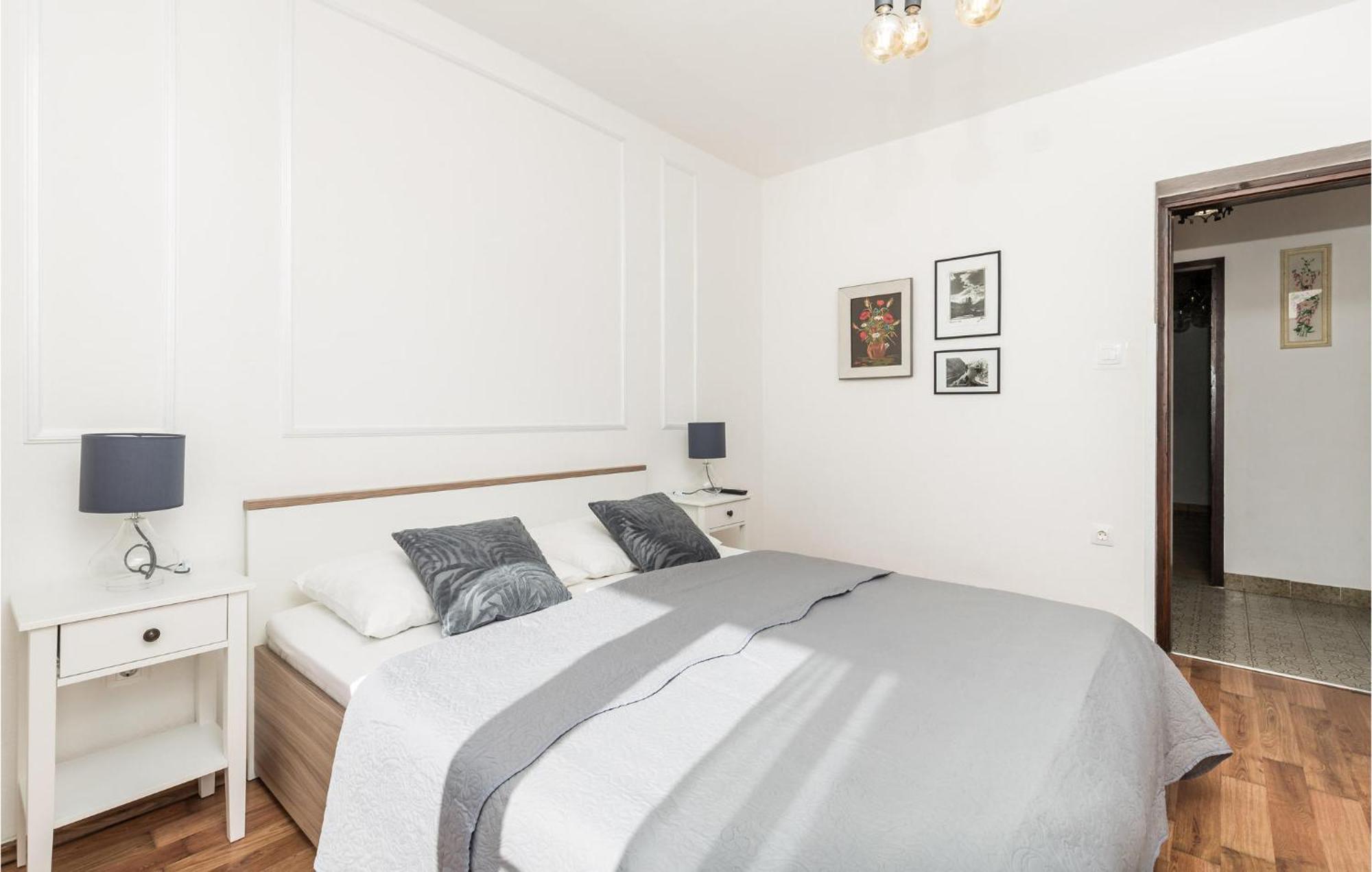 4 Bedroom Awesome Apartment In Sveti Juraj Esterno foto