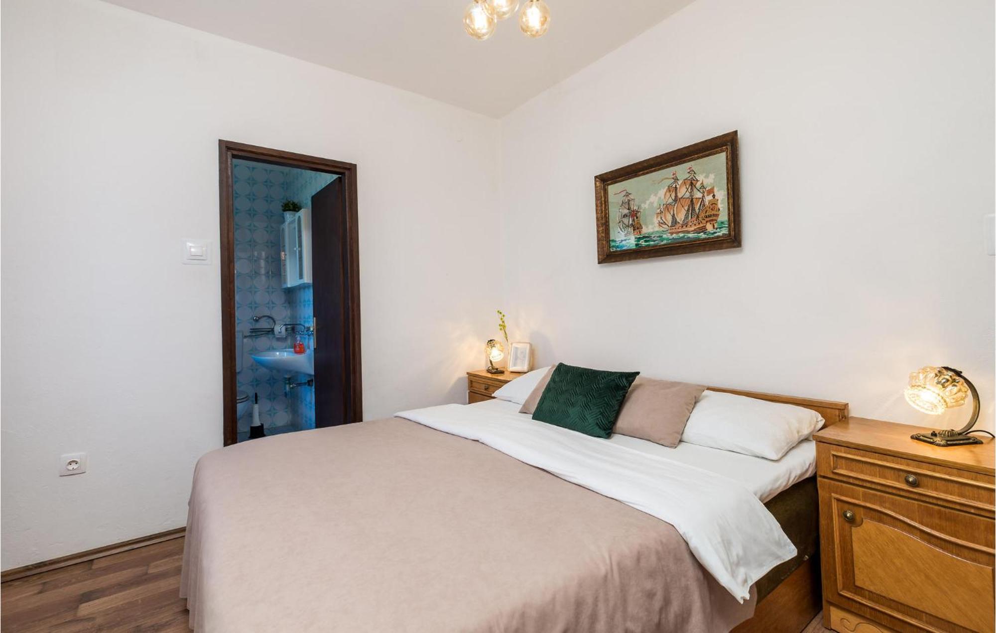 4 Bedroom Awesome Apartment In Sveti Juraj Esterno foto