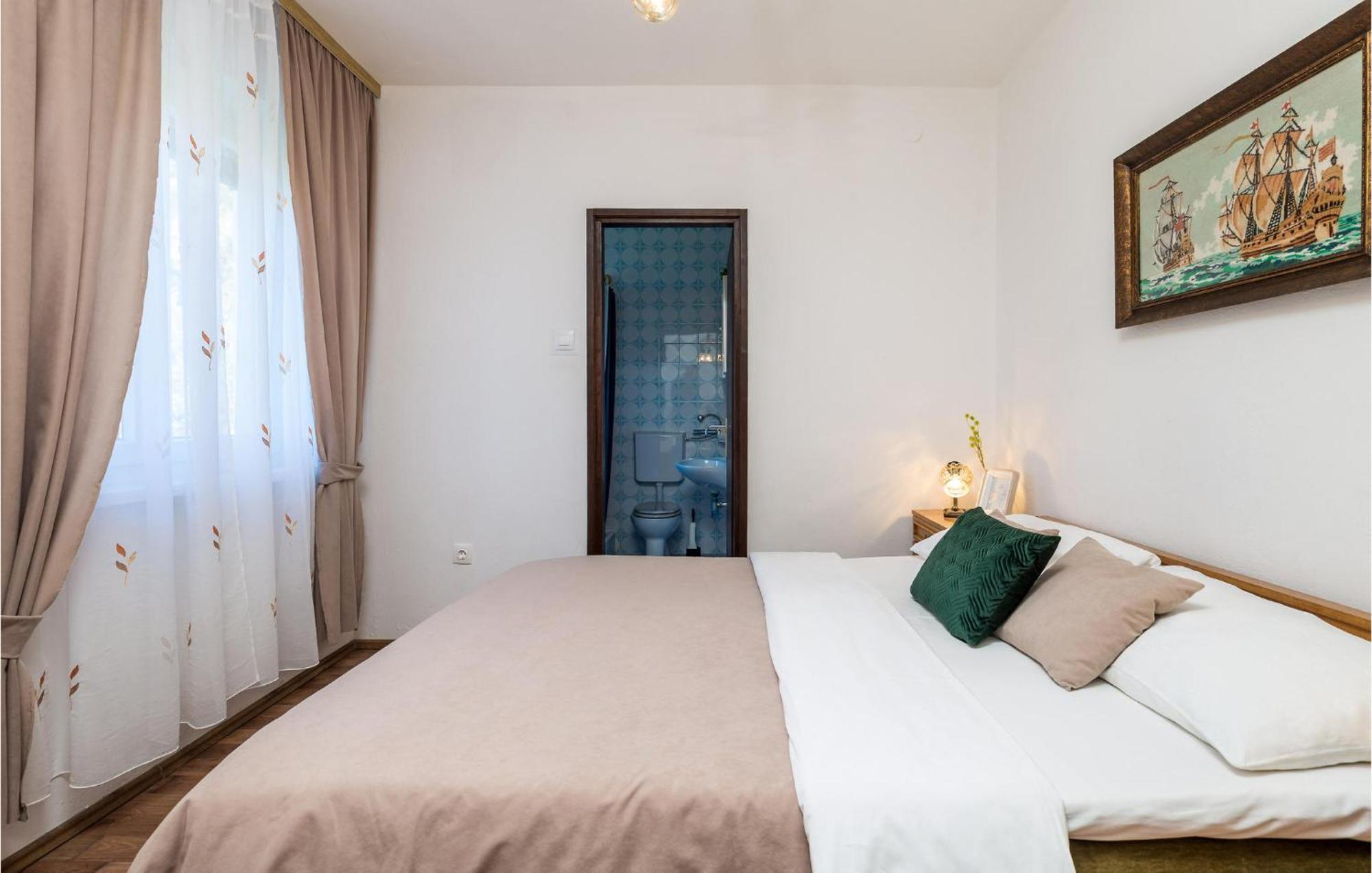 4 Bedroom Awesome Apartment In Sveti Juraj Esterno foto