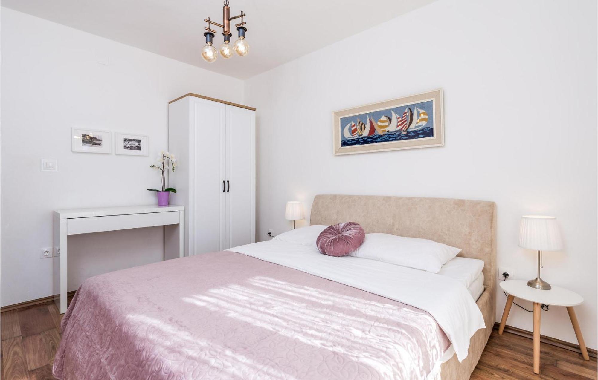 4 Bedroom Awesome Apartment In Sveti Juraj Esterno foto