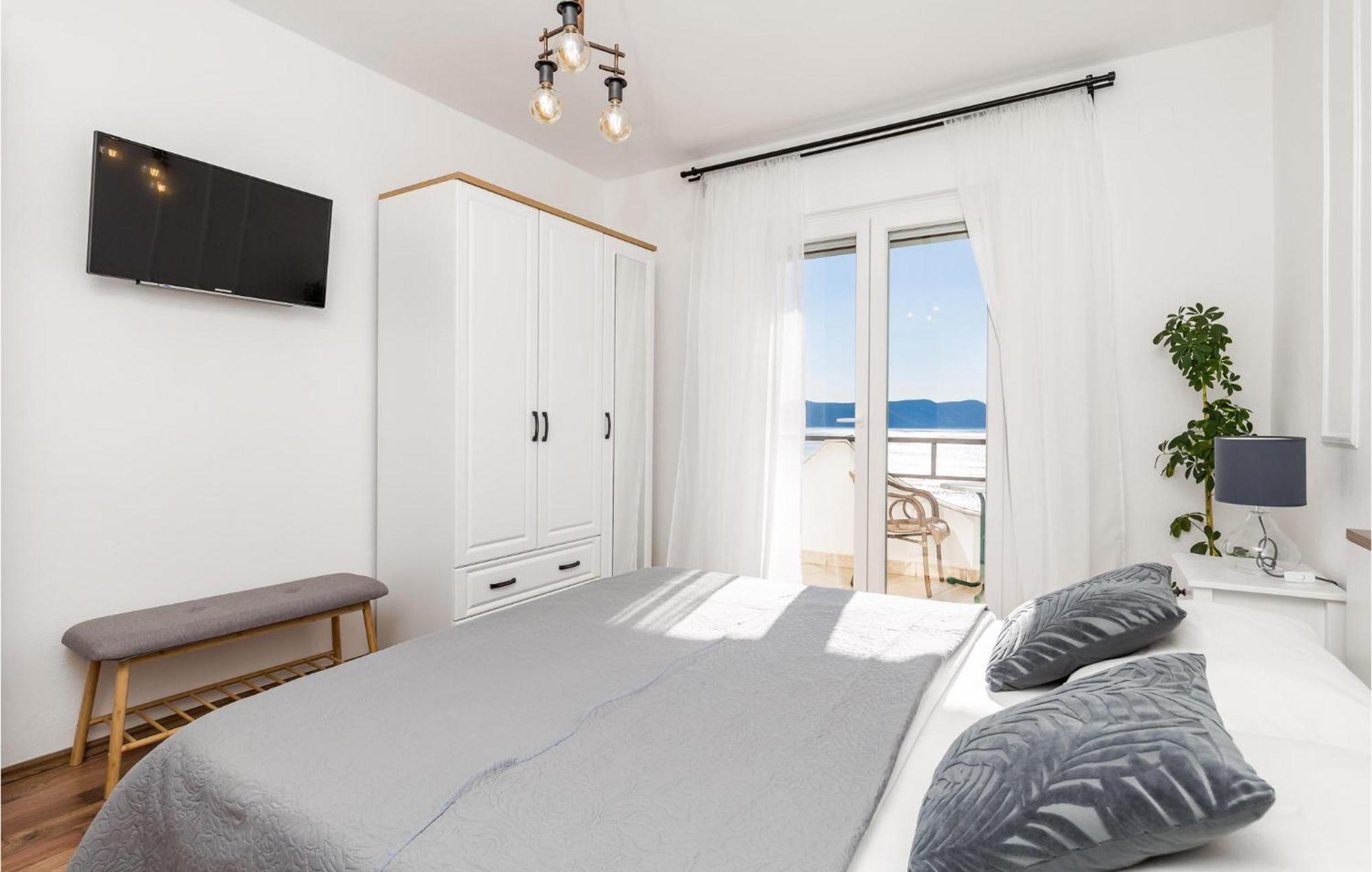 4 Bedroom Awesome Apartment In Sveti Juraj Esterno foto
