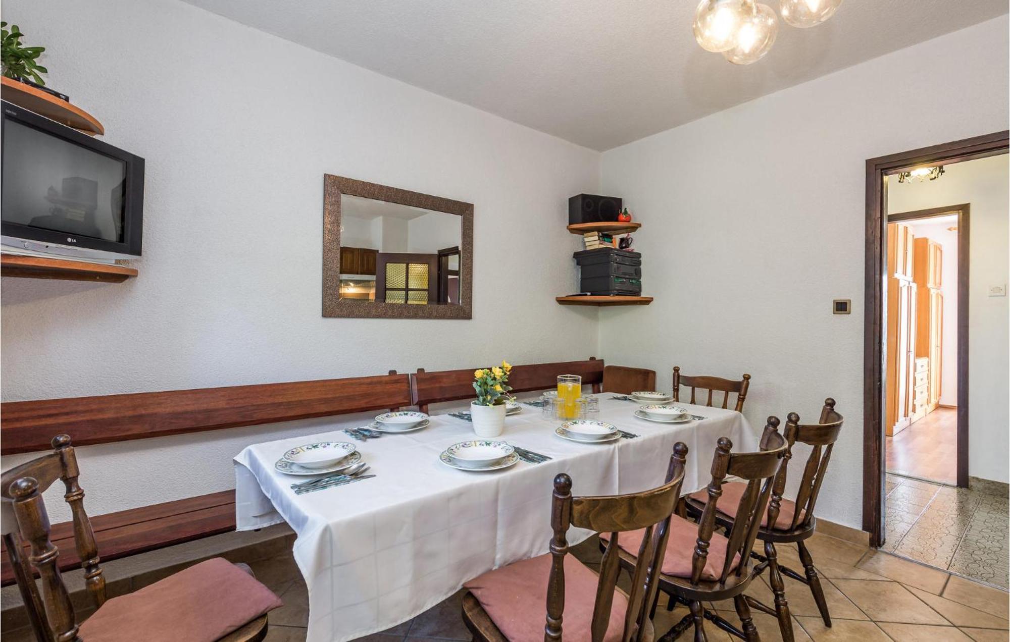 4 Bedroom Awesome Apartment In Sveti Juraj Esterno foto