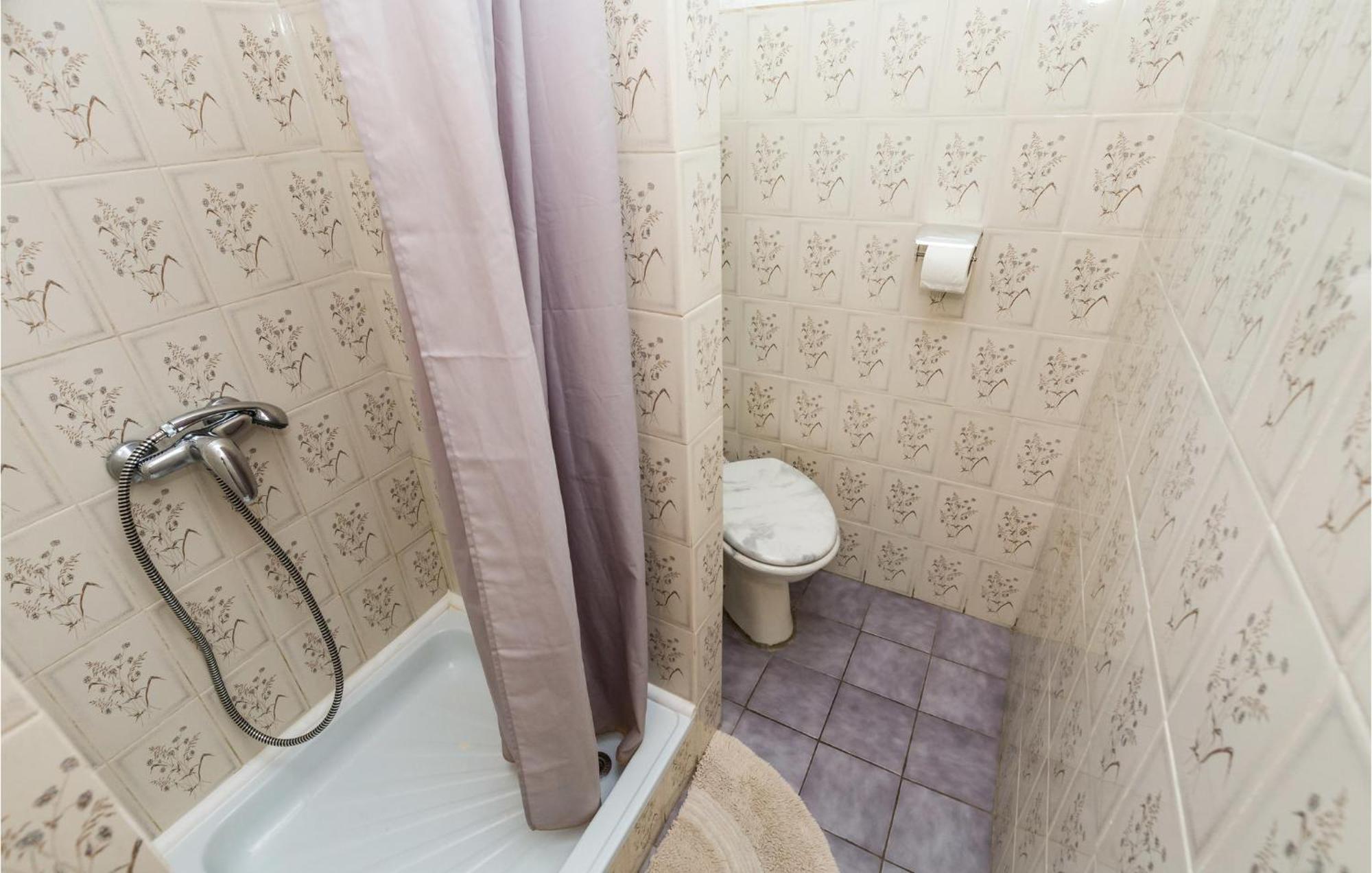 4 Bedroom Awesome Apartment In Sveti Juraj Esterno foto