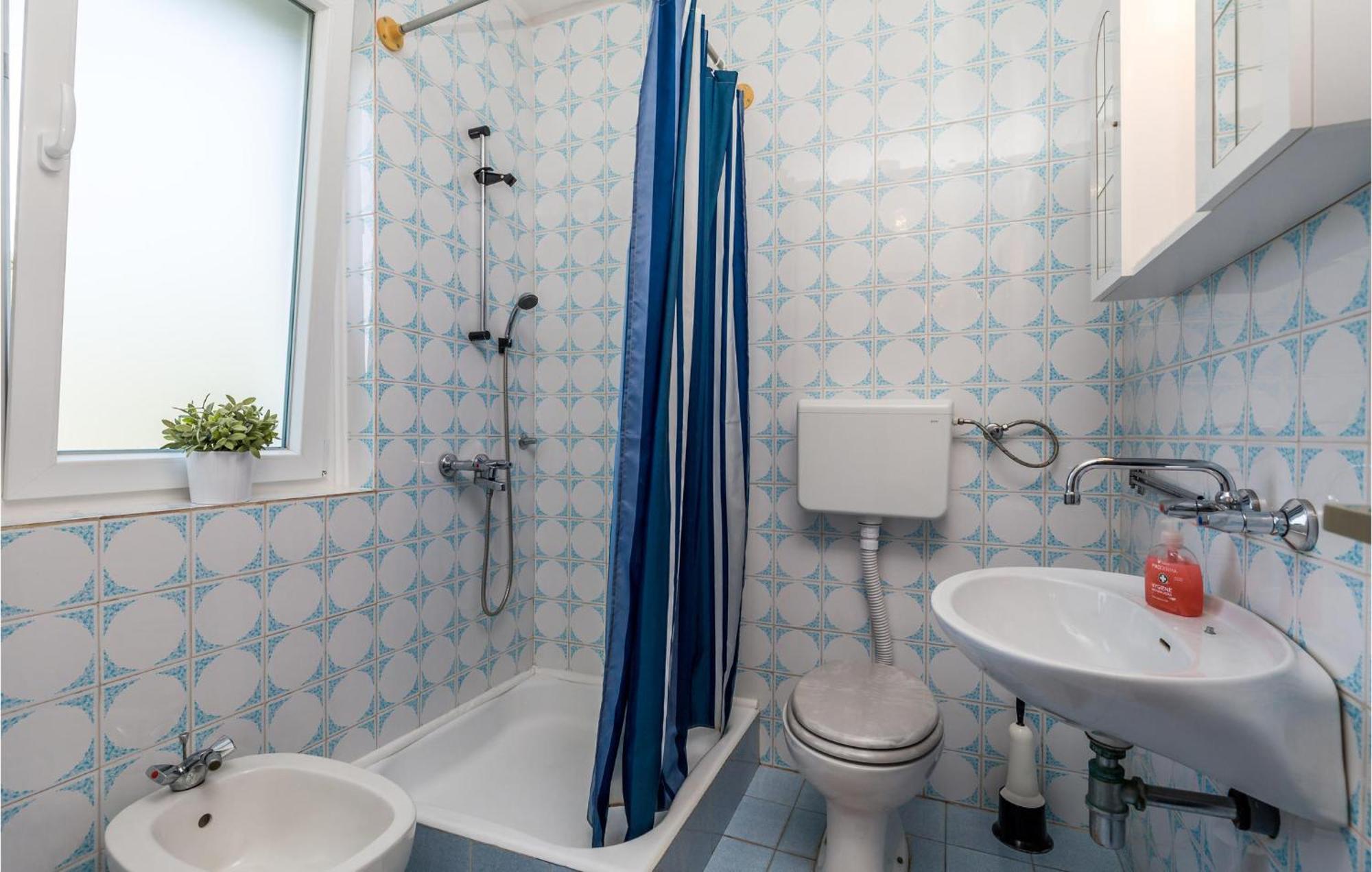 4 Bedroom Awesome Apartment In Sveti Juraj Esterno foto