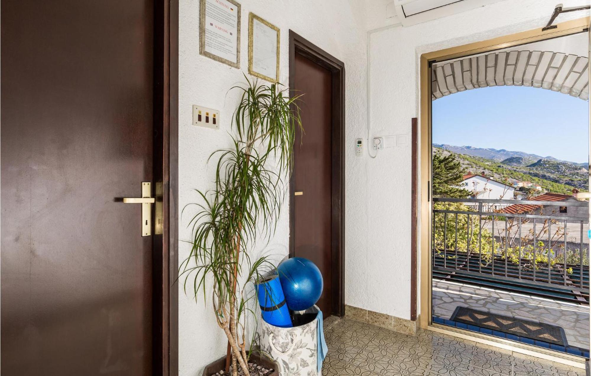 4 Bedroom Awesome Apartment In Sveti Juraj Esterno foto
