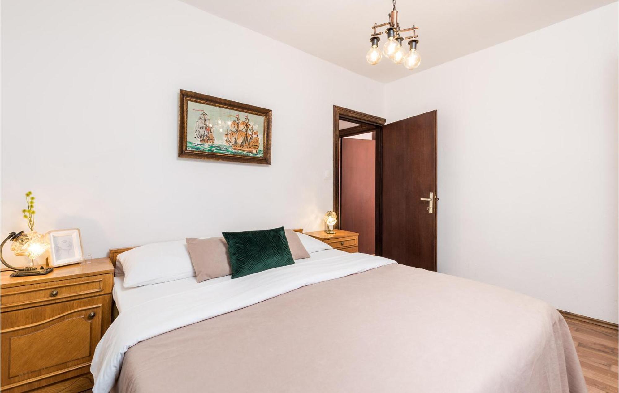4 Bedroom Awesome Apartment In Sveti Juraj Esterno foto