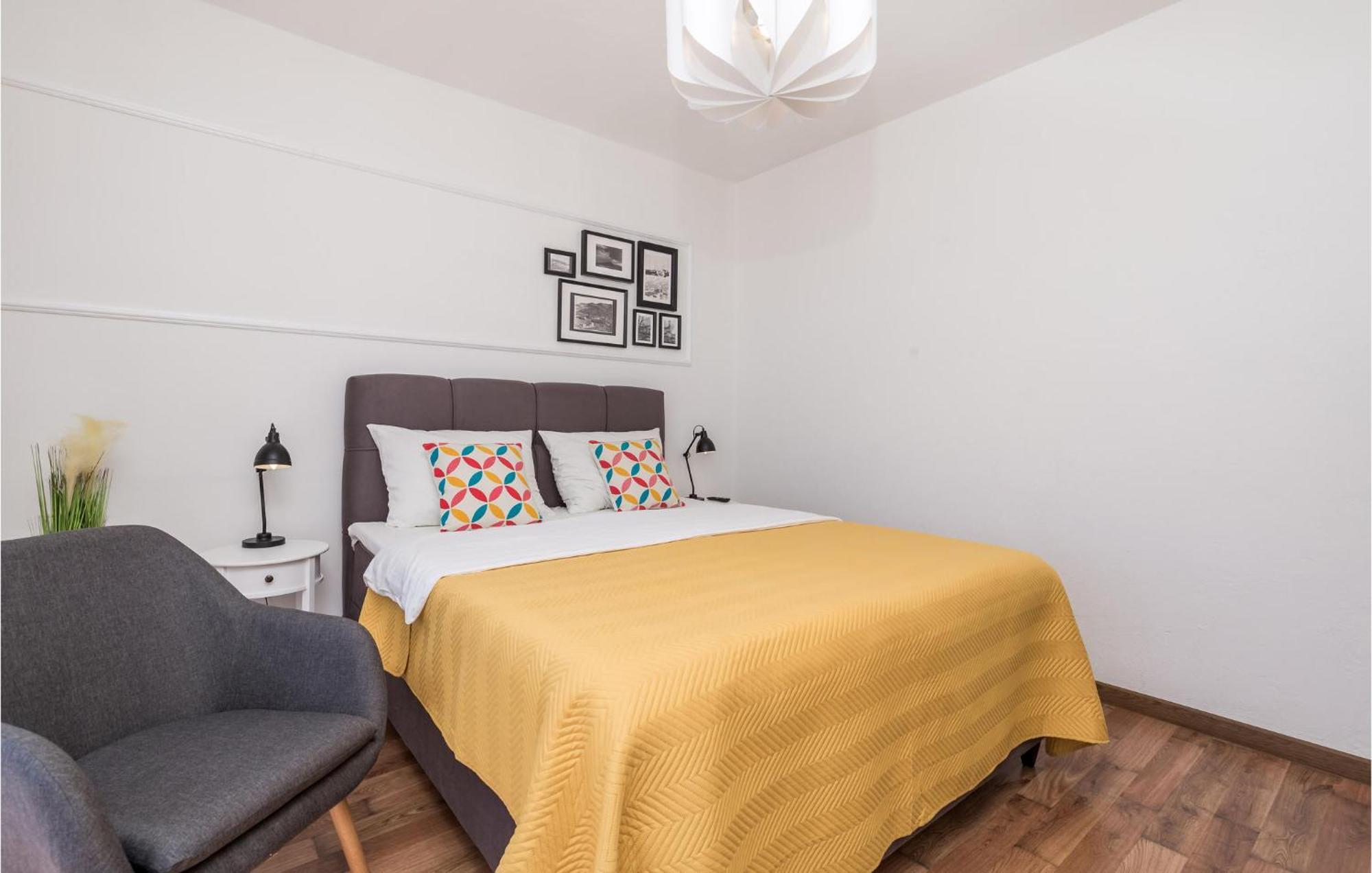 4 Bedroom Awesome Apartment In Sveti Juraj Esterno foto
